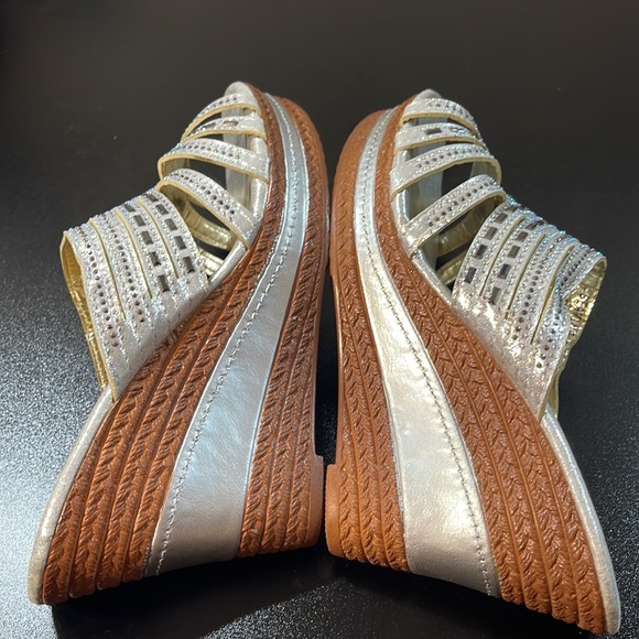NIB $49R Patrizia Beaming Silver Wedge. Size 41 - Picture 8 of 9